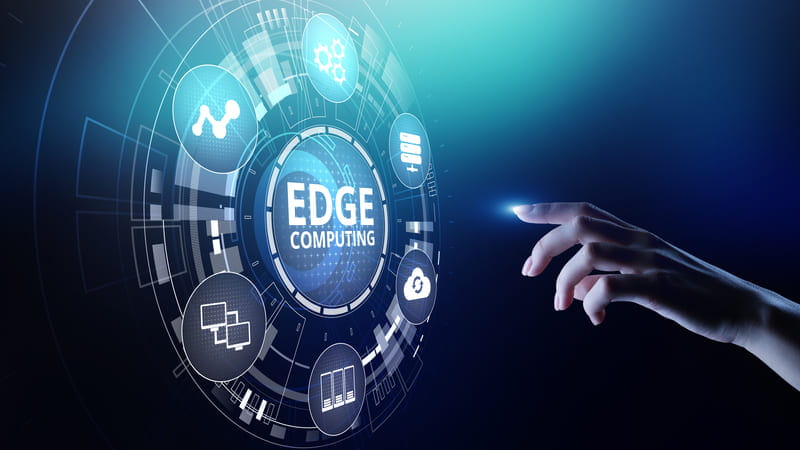 Edge computing teknolojik ekranına doğru bir el uzanıyor.