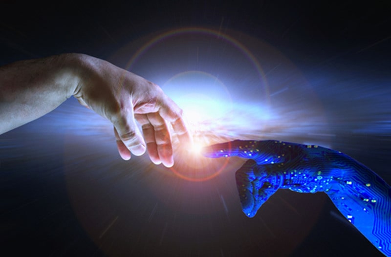 İnsan eli ve mavi cyborg kol ile temsil edilen yapay zekâ eli birbirine uzanıyor.